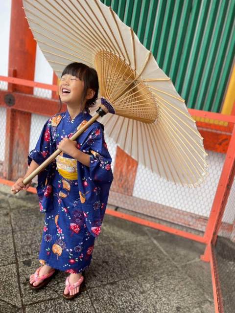 和傘を持つ着物姿の女の子